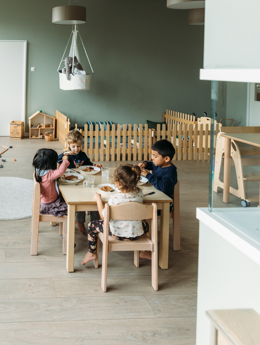 Akidemy-1Unser Betreuungsangebot - Kinder am Mittagessen 