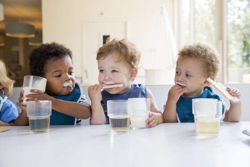 Homepage - Kinder beim Znüni