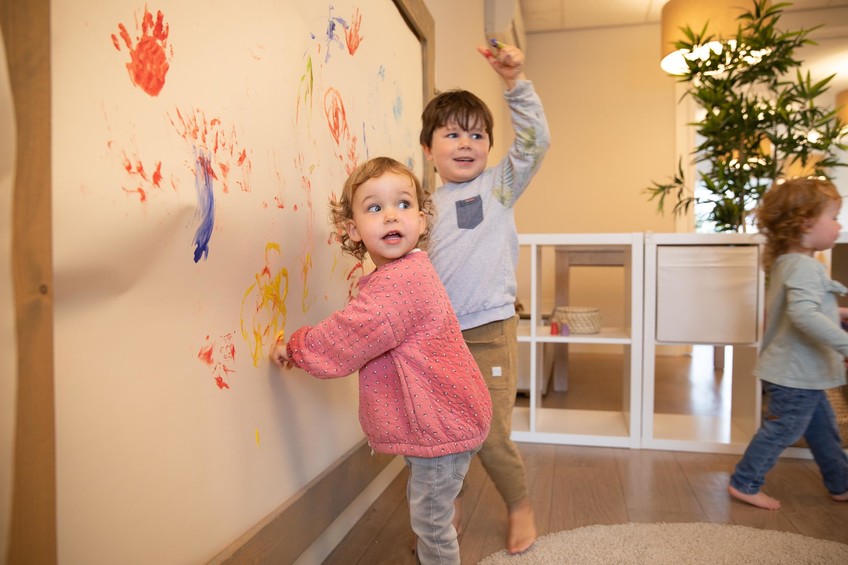 Akidemy-Unsere Academy - Kinder am Spielen mit Farbe