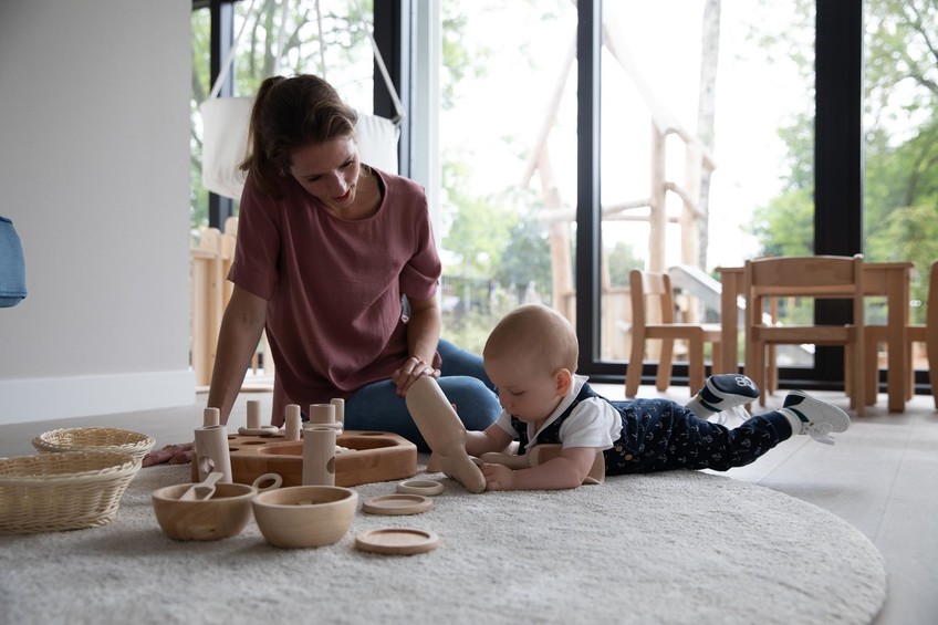 Akidemy-Unsere Philosophie - Baby beim Entdecken