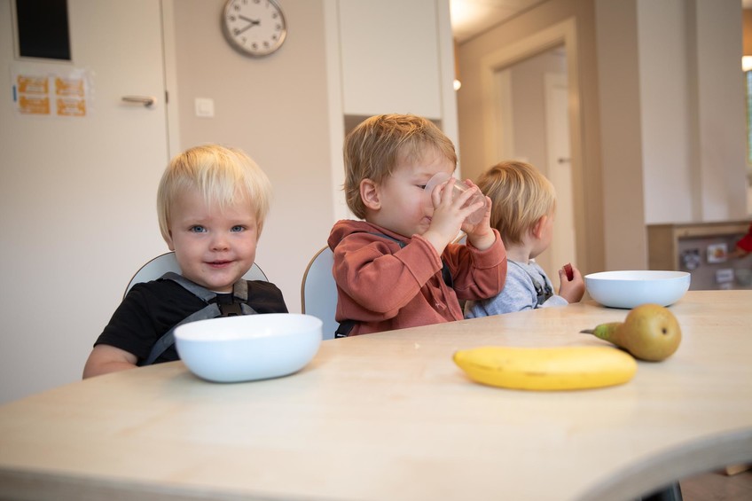 Akidemy-3Unser Betreuungsangebot - Baby am Lächeln beim Essen